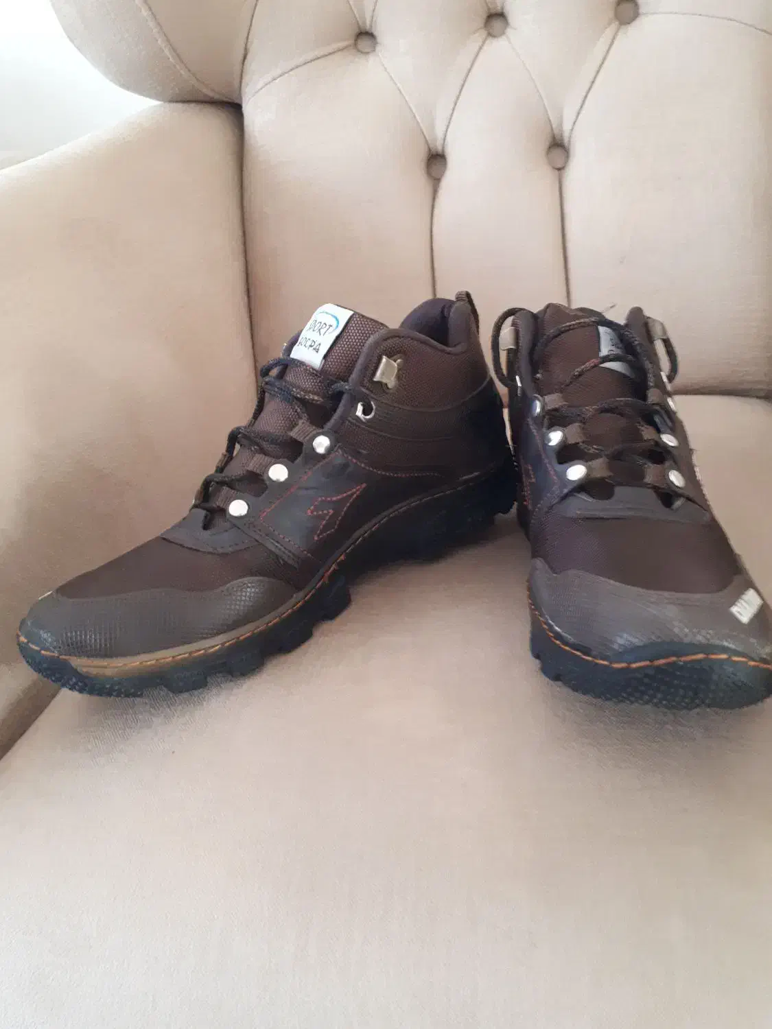 کفش کوهنوردی|کیف، کفش، کمربند|هشتگرد, شهرک ولیعصر (مصلی)|دیوار