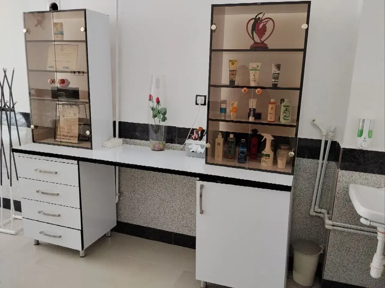 کمد و بوفه مناسب آرایشگاه|آرایشگاه و سالن‌های زیبایی|بوکان, |دیوار