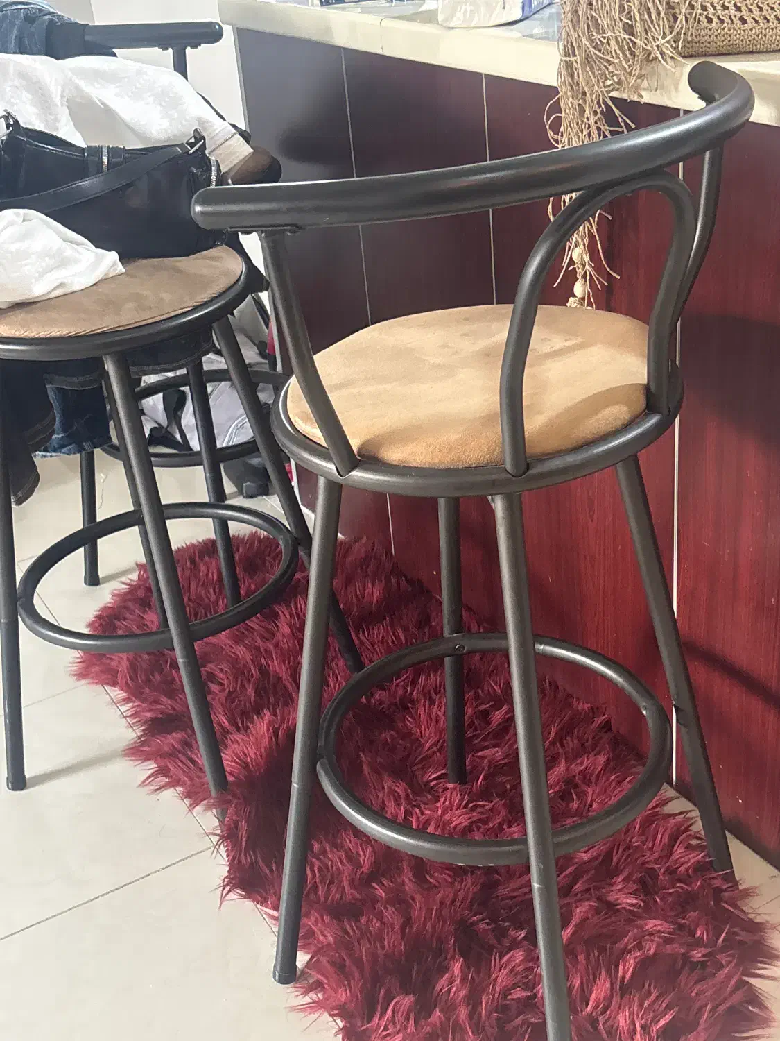 سه عدد صندلی|صندلی و نیمکت|کیش, |دیوار