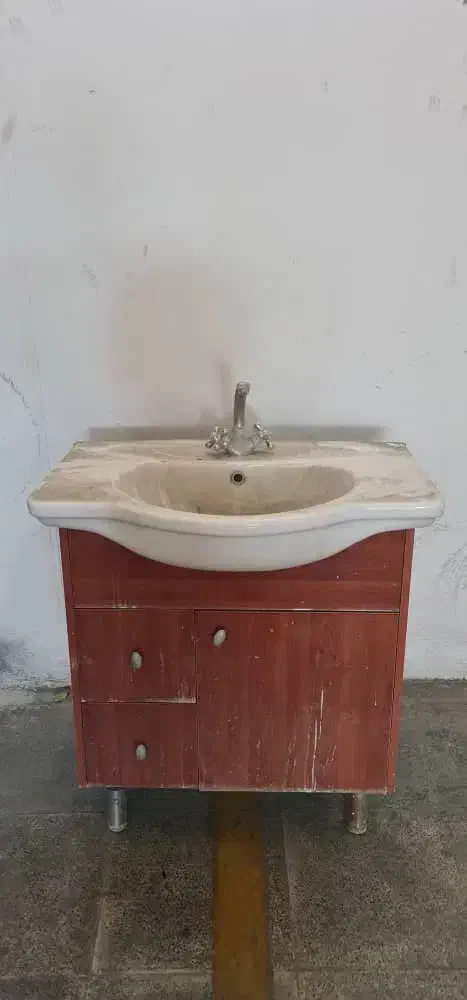 فروش روشویی و کمی ضایعات آهن و درب دو لنگه چوبی|مصالح و تجهیزات ساختمان|تهران, شهرک محلاتی|دیوار