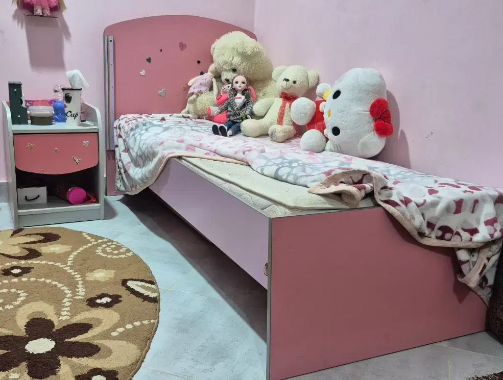 تخت نوجوان و پاتختی و میز تحریر و صندلی|اسباب و اثاث بچه|میناب, |دیوار