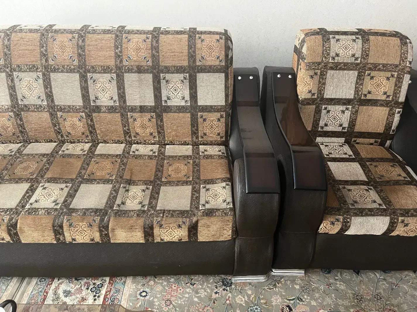 مبل دست دوم همراه با یک میز|مبلمان خانگی و میز عسلی|اصفهان, گلزار|دیوار