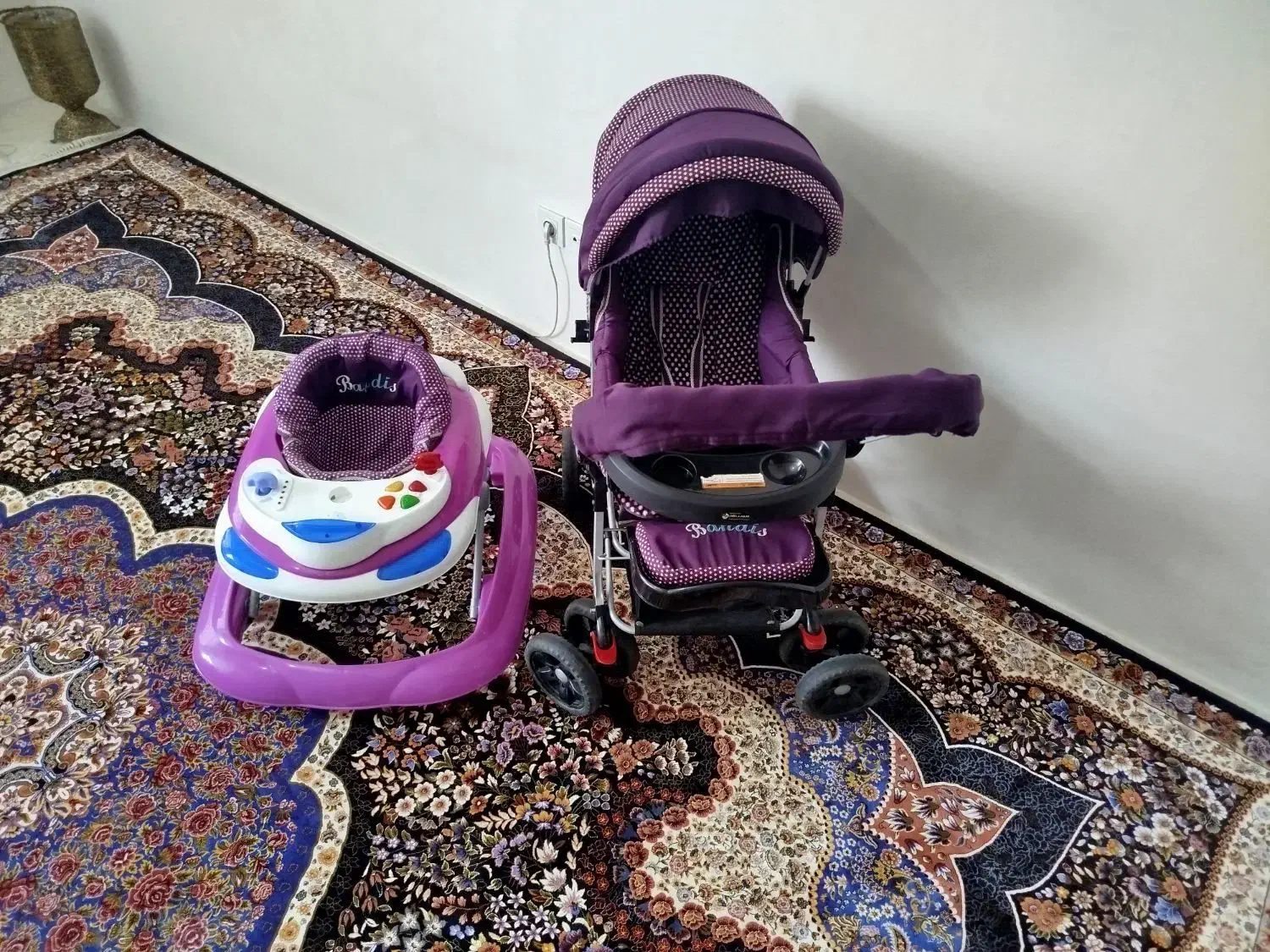 کالسکه و روروئک|کالسکه و لوازم جانبی|ری, شهادت|دیوار