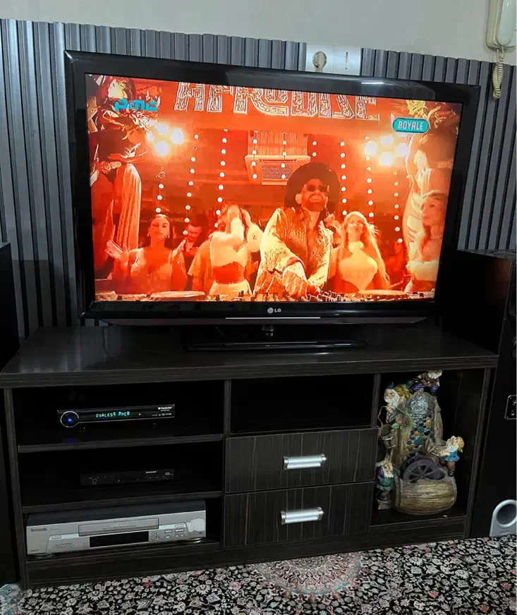 تلوزیون و میز بسیار تمیز|تلویزیون و پروژکتور|ری, تقی آباد|دیوار