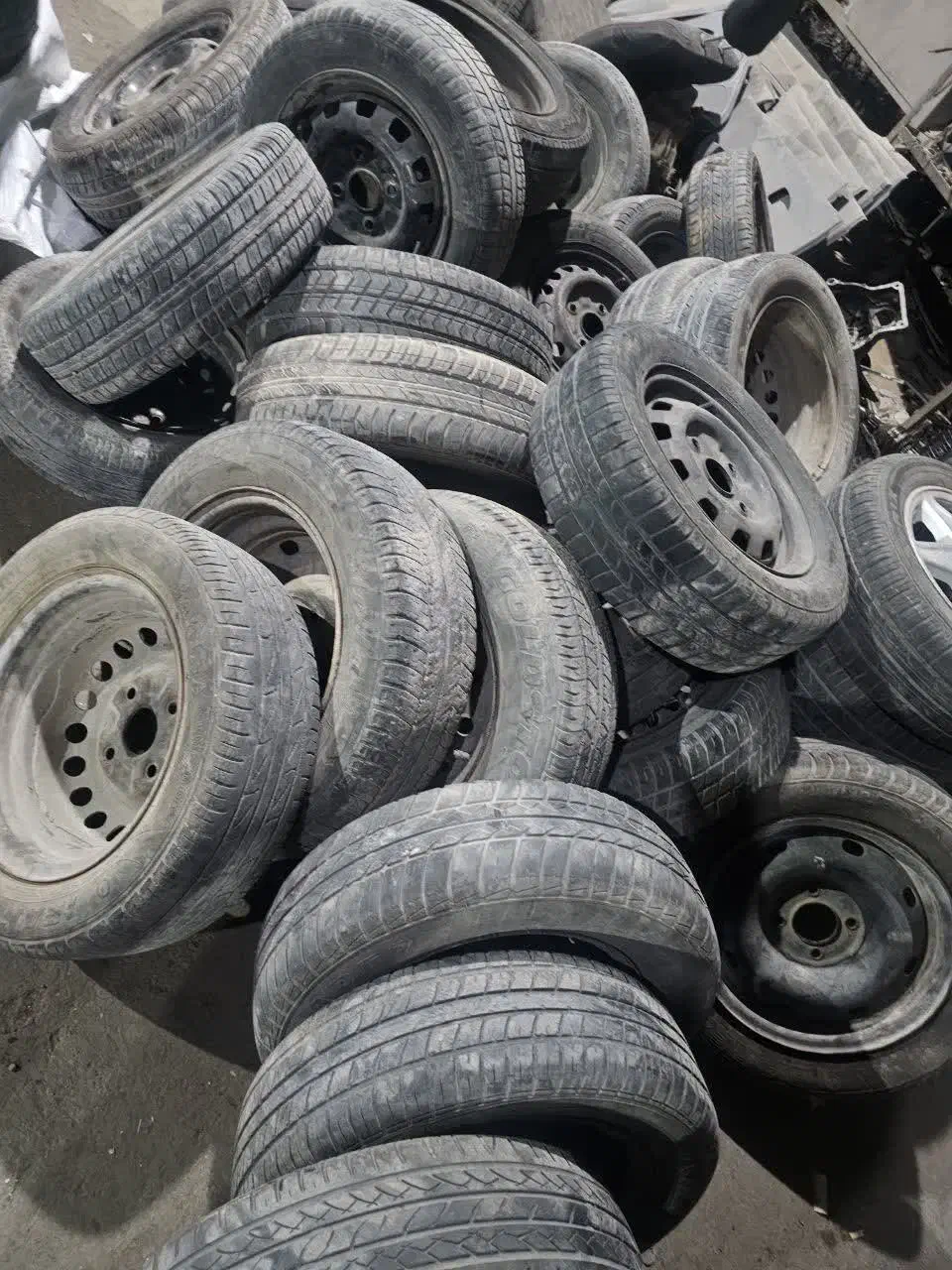 رینگ و لاستیک سواری|قطعات یدکی و لوازم جانبی|قم, قلعه صدری|دیوار