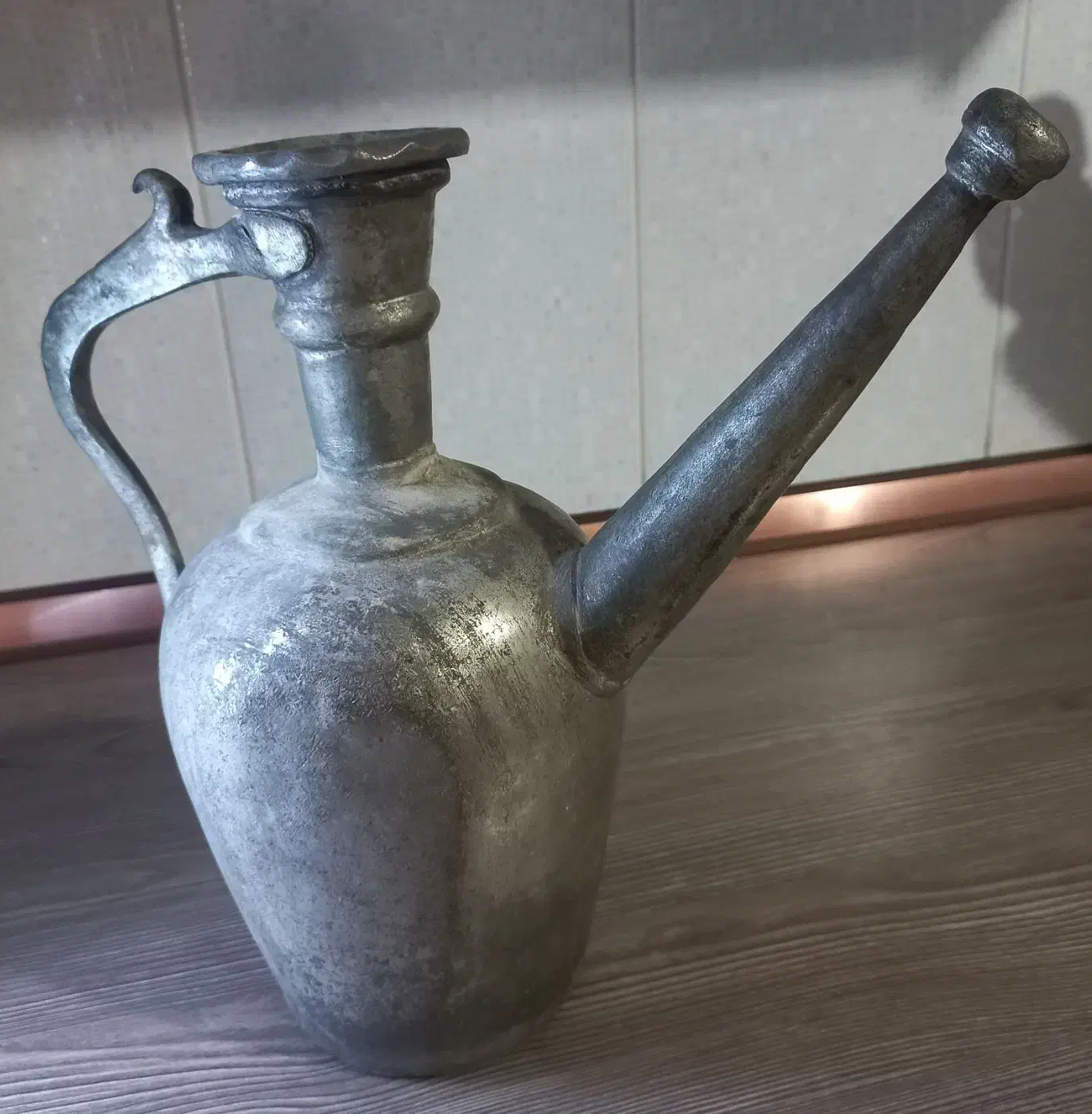 افتابه مسی مغولی قدیمی|کلکسیون اشیاء عتیقه|گلپایگان, |دیوار