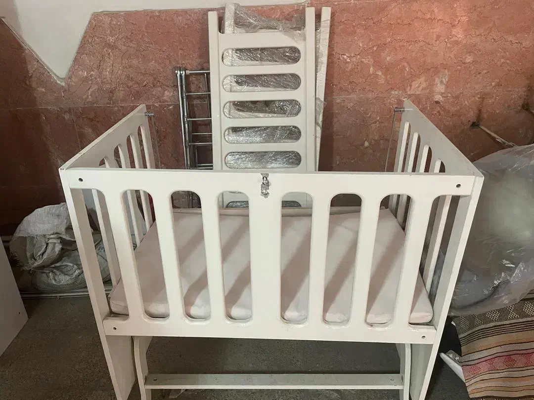 تخت نوزاد و آغوشی و صندلی غذای کودک|تخت و صندلی بچه|کرج, شهرک جهاننما|دیوار