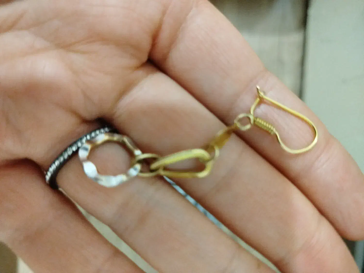 یک لنگه گوشواره طلا گم کردم.|اشیا|جم, |دیوار