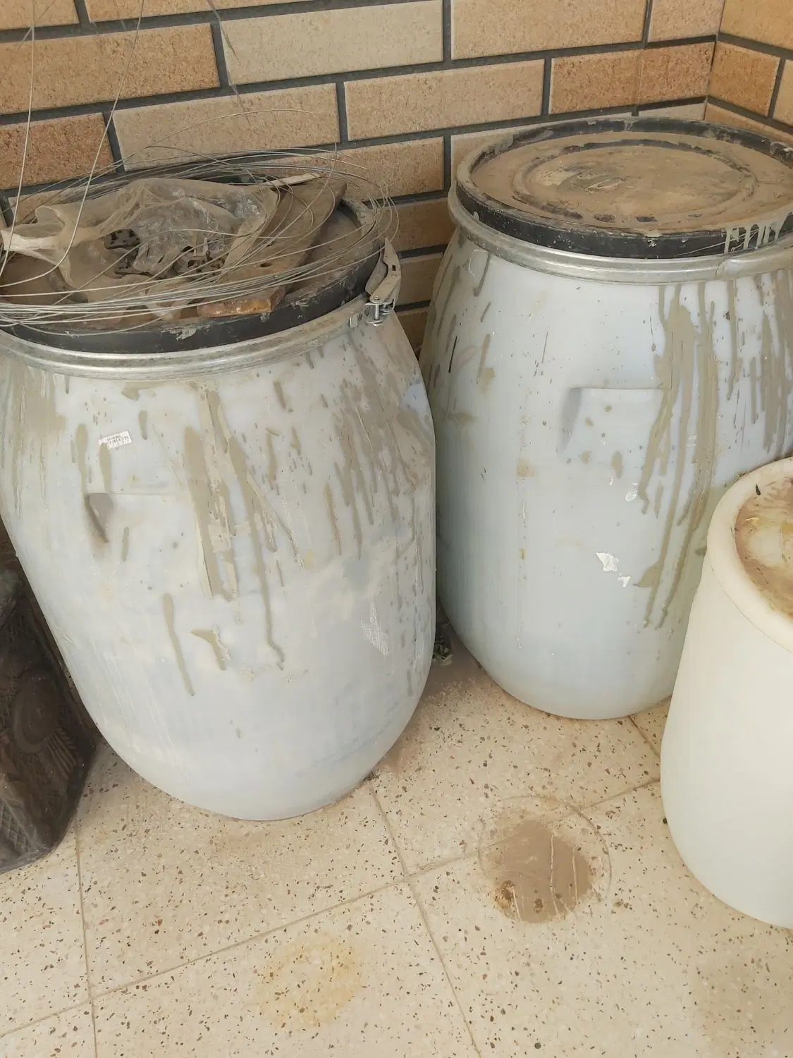 دبه|ظروف نگهدارنده، پلاستیکی، یک‌بارمصرف|برخوار, |دیوار