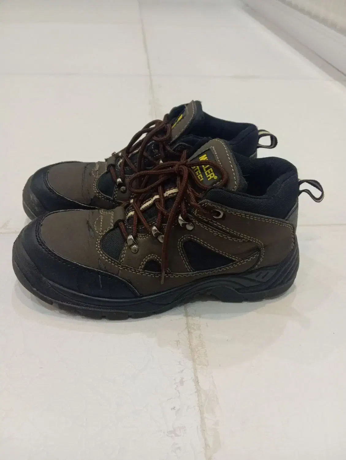 کفش|کیف، کفش، کمربند|میانه, |دیوار