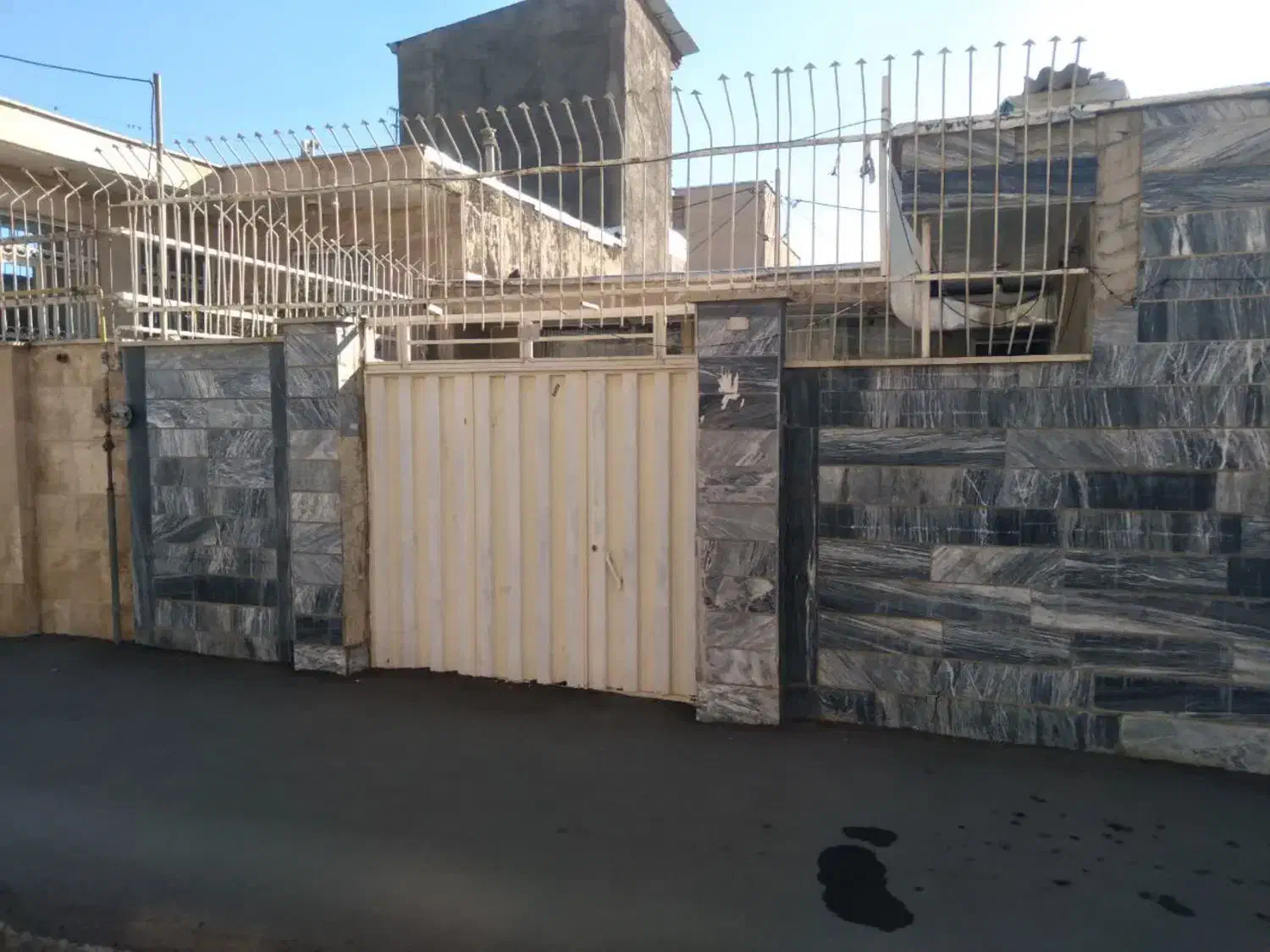 خانه ویلایی ماشین رو میدان کوروش|فروش خانه و ویلا|بروجرد, |دیوار