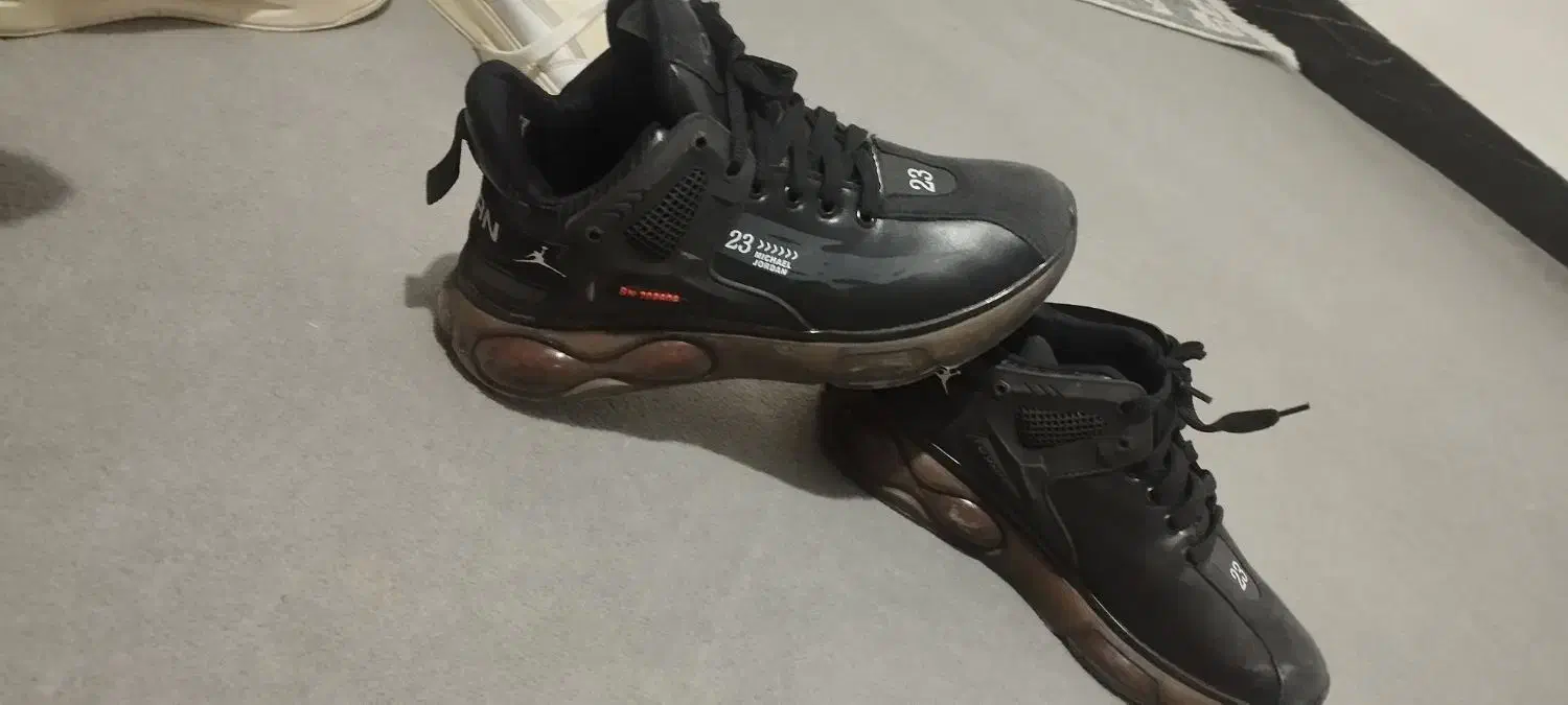 چند جفت کفش|کیف، کفش، کمربند|دورود, |دیوار