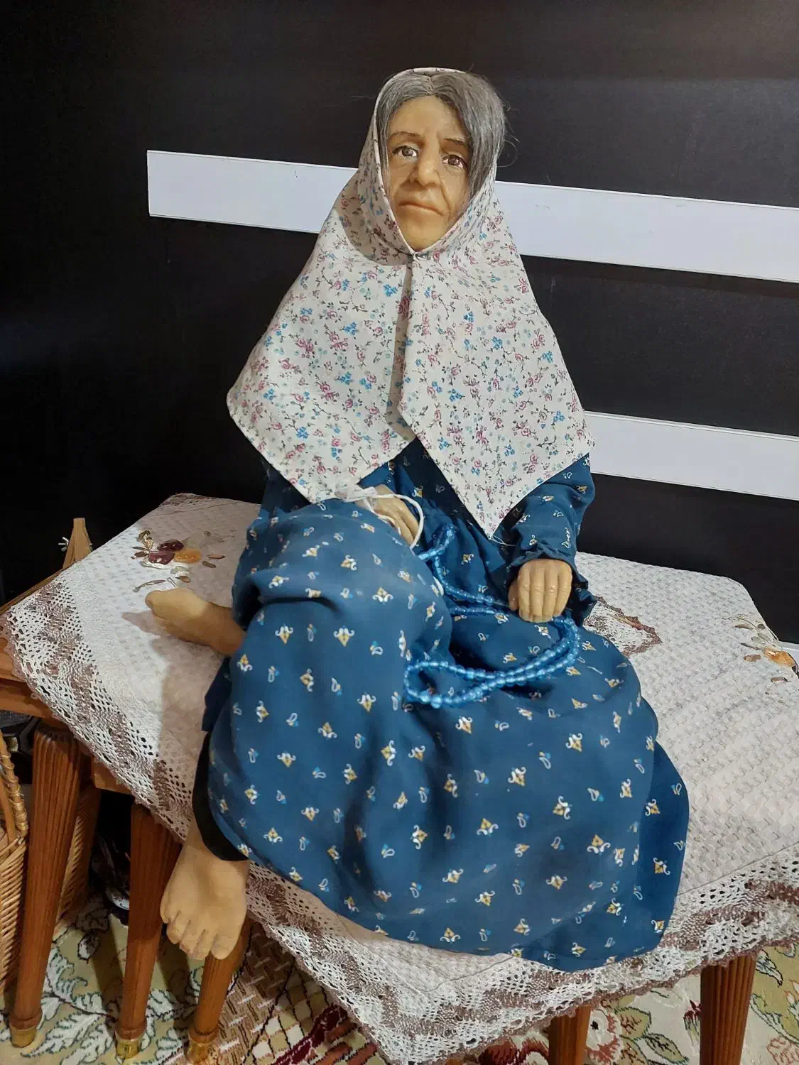 مجسمه ی مومی پیرزن|مجسمه، تندیس، ماکت|گرمسار, |دیوار