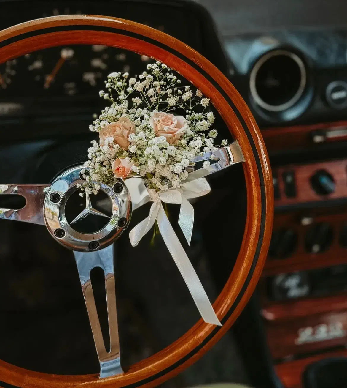 خدمات دیزاین ماشین عروس و دسته گل عروس|گل مصنوعی|میبد, |دیوار