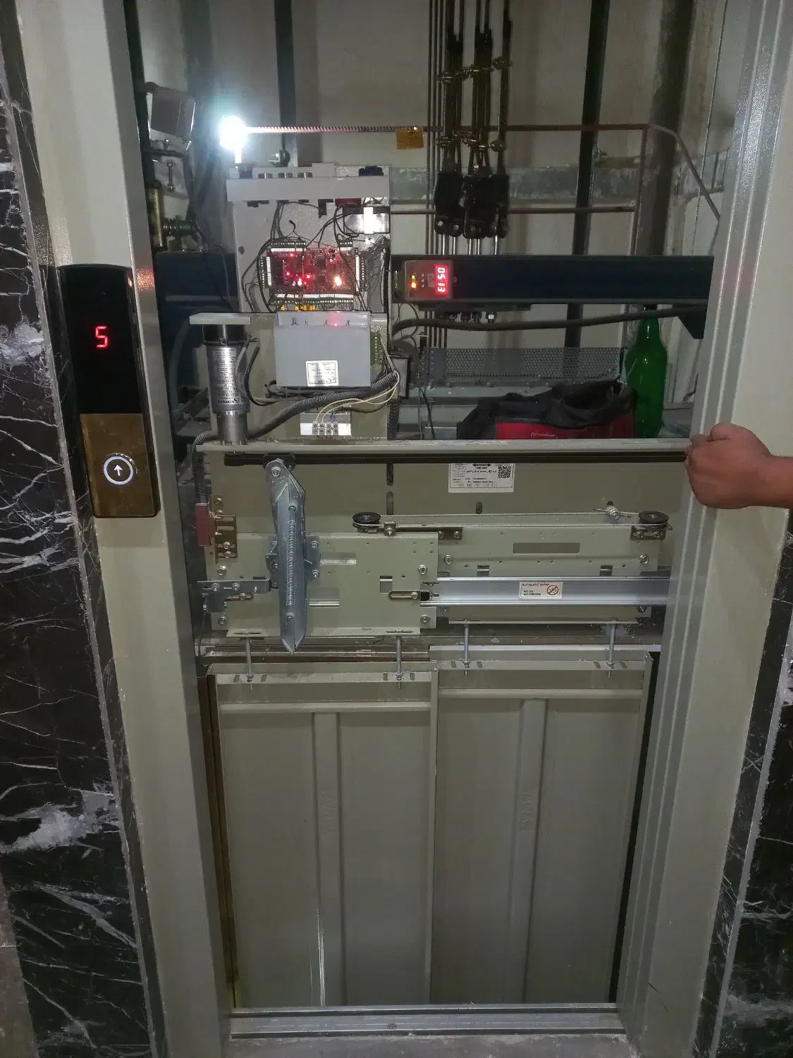 آسانسورنصب تعمیرسرویس و نگهداری‌ بالابر استاندارد|خدمات پیشه و مهارت|فردیس, منظریه|دیوار