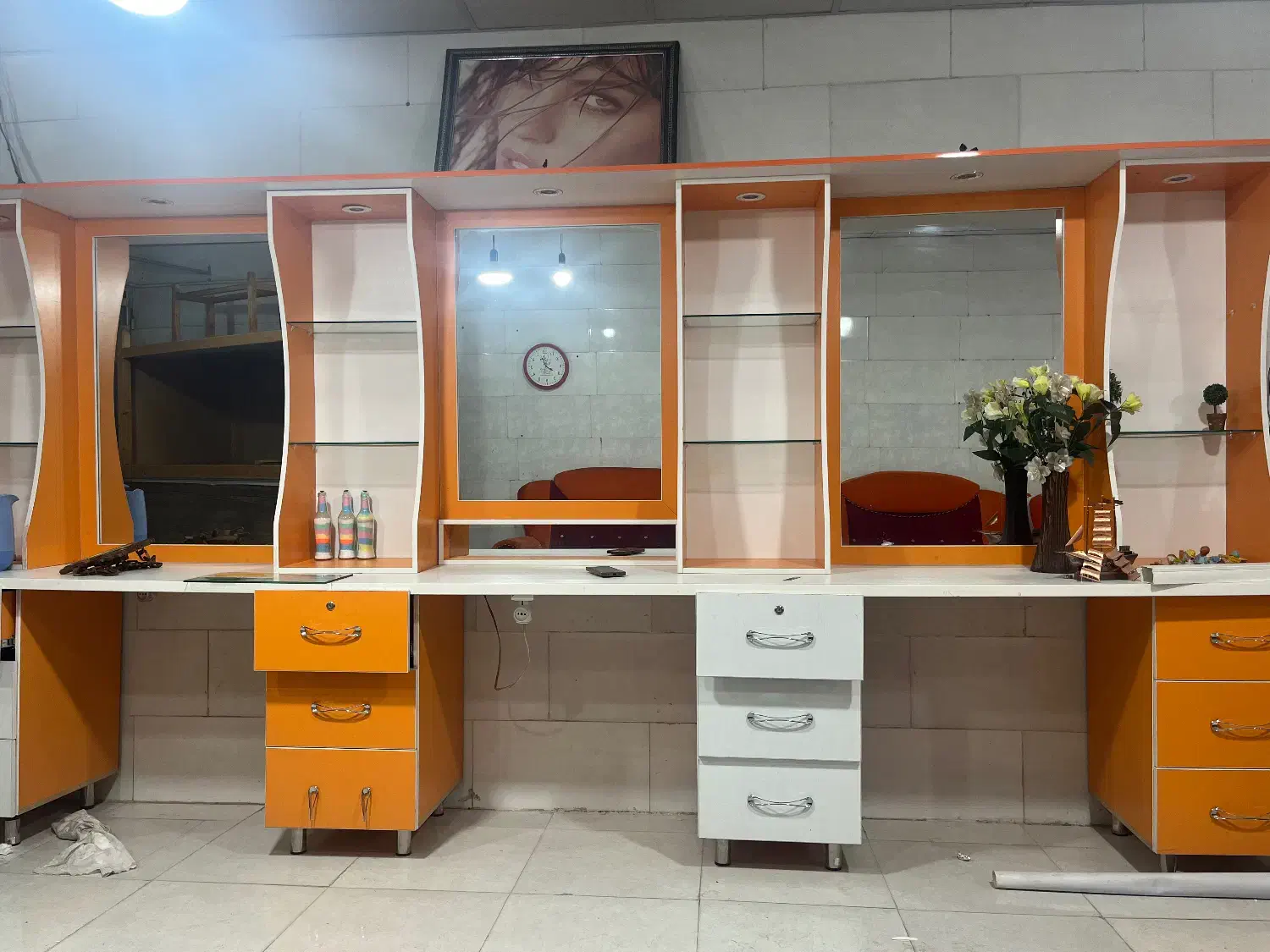 دکور ارایشگاه|آرایشگاه و سالن‌های زیبایی|سیرجان, |دیوار