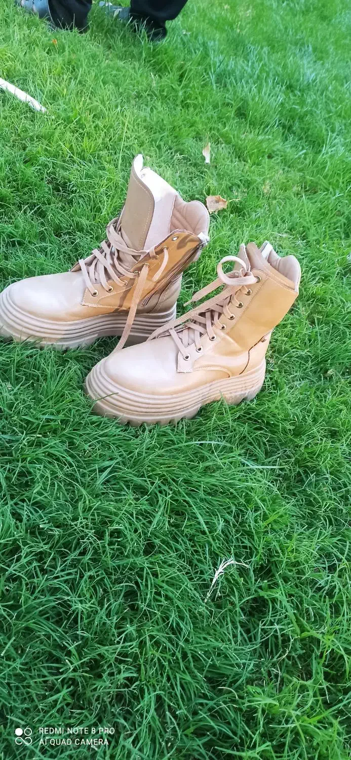 کفش|کیف، کفش، کمربند|باغ بهادران, |دیوار