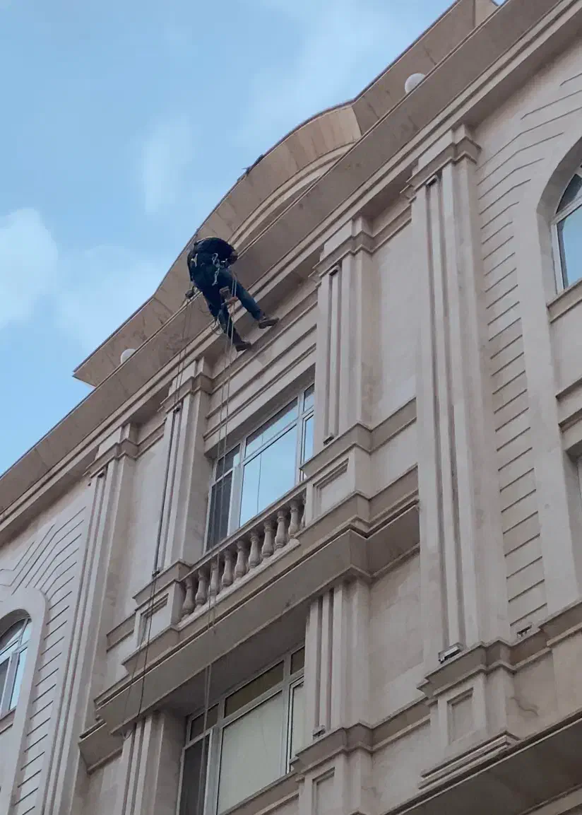 کار با طناب در ارتفاع پیچ رولپلاک نما آب بندی نانو|خدمات پیشه و مهارت|اهواز, ناحیه صنعتی کارون|دیوار