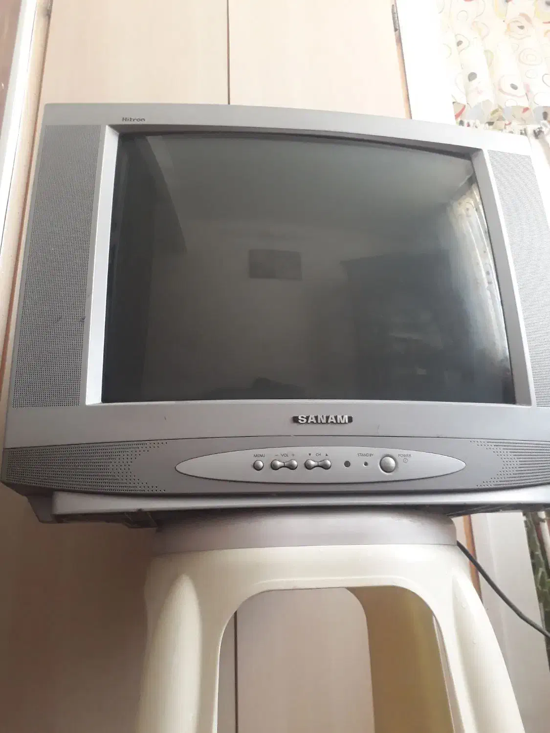 تلوزیون صنام سالم|تلویزیون و پروژکتور|مهاجران, |دیوار