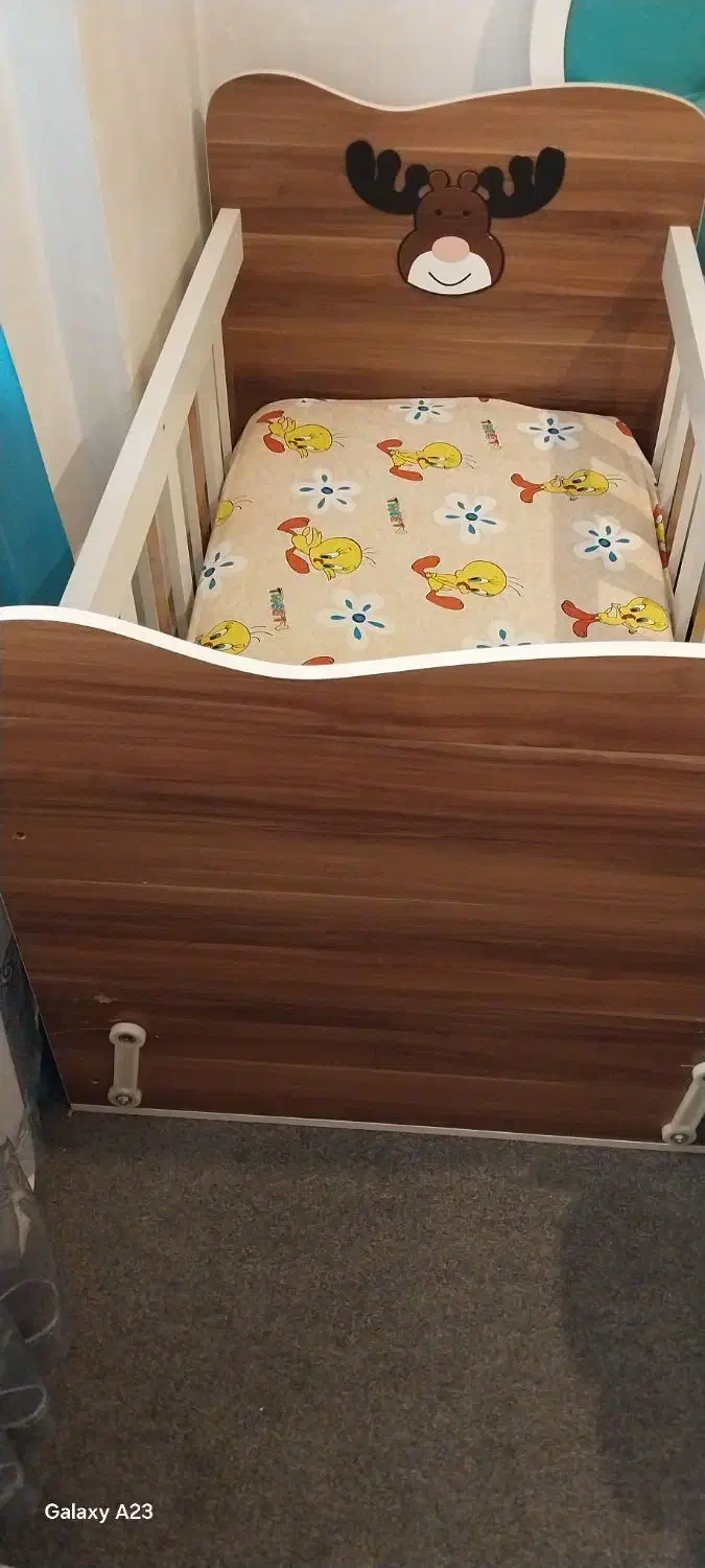 تخت کودک در حد نو|تخت و صندلی بچه|هشتگرد, فاز ۲ مهستان|دیوار