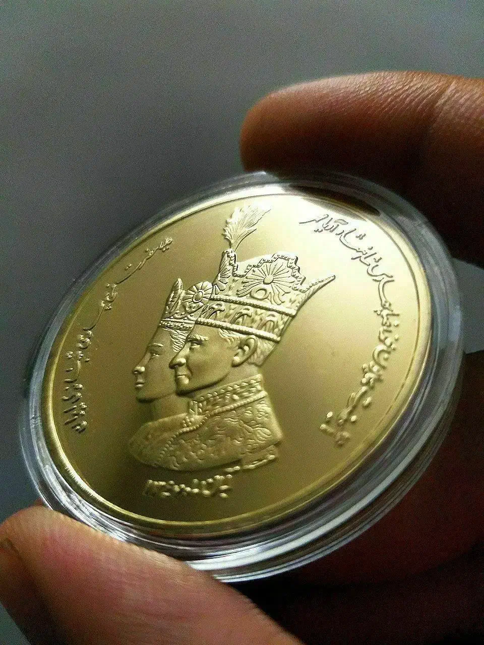 مدالیدن محشر روکش طلا یادبود تاجگذاری شاه و فرح|بدلیجات|کرمان, |دیوار