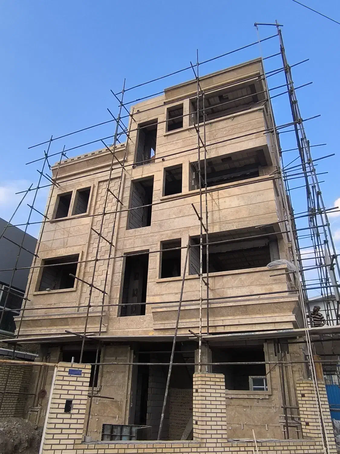 به چند نفر گارگر در نما کاری نیازمندیم دوغاب ریز|استخدام معماری، عمران و ساختمانی|خسروشاه, |دیوار