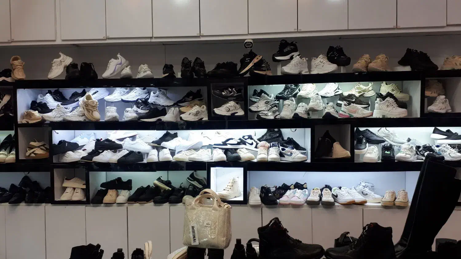 به یک همکار اقا جهت کار در فروشگاه کفش نیازمندیم|استخدام خدمات فروشگاه و رستوران|خمین, |دیوار