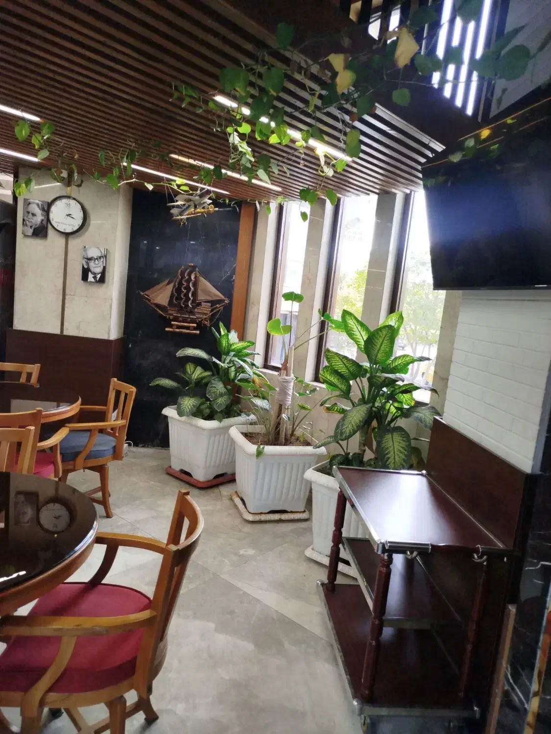 باریستاا حد اقل با ۶ماه سابقه کار  شیفت بعد از ظهر|استخدام خدمات فروشگاه و رستوران|قم, صفائیه|دیوار