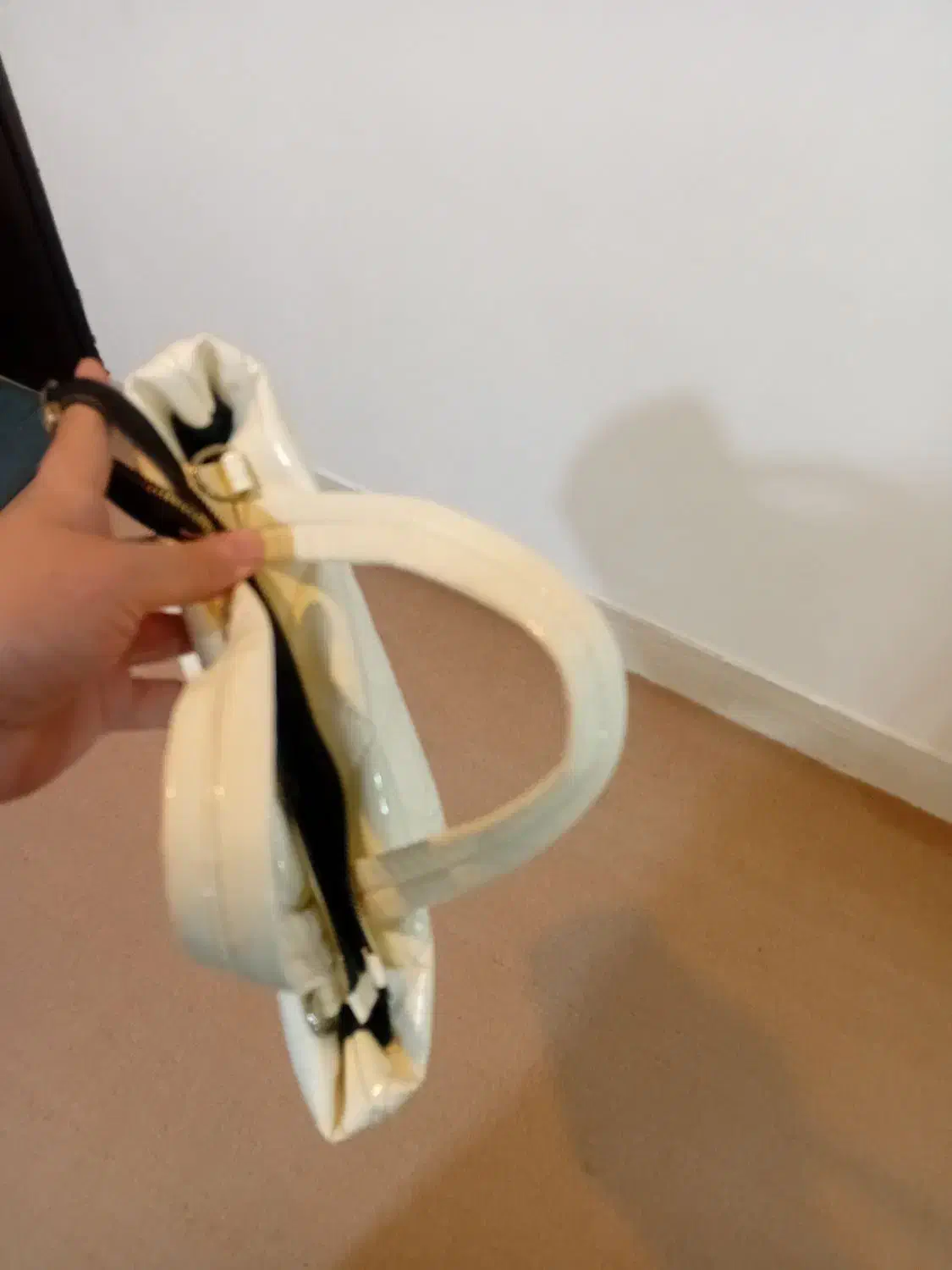 کیف مجلسی|کیف، کفش، کمربند|قم, شاه سید علی|دیوار