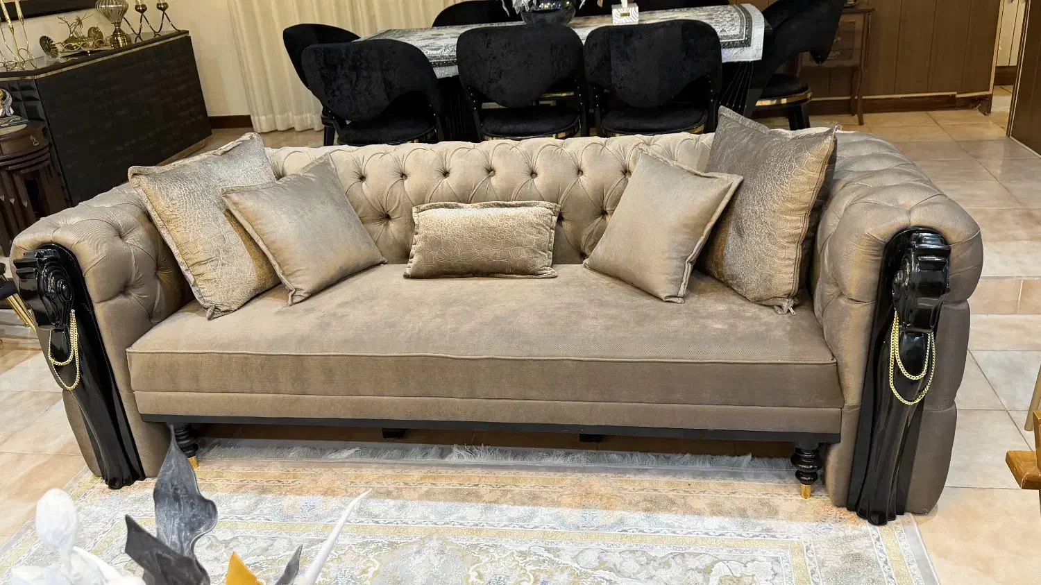 مبل نئوکلاسیک چستر بلک هورس|مبلمان خانگی و میز عسلی|ساری, |دیوار