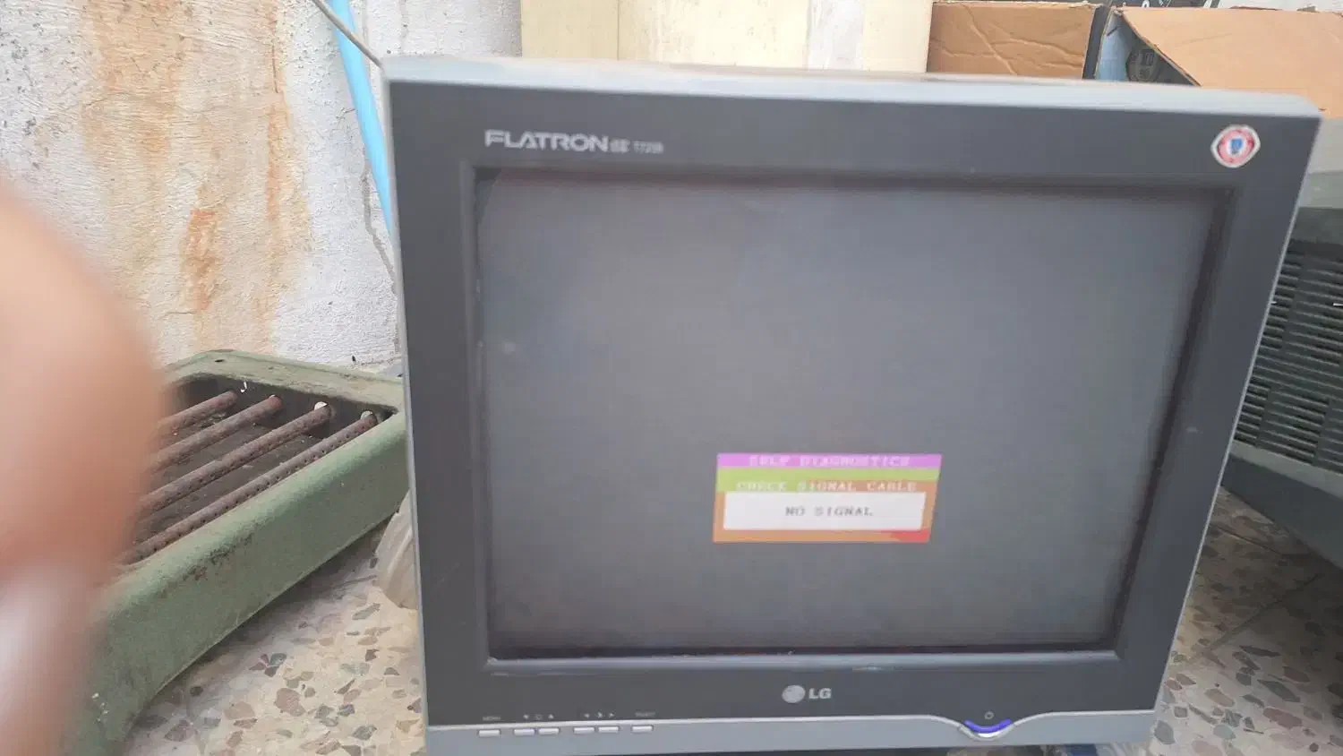 یک عدد مانیتور کامپیوتر الجی۴۵۰|رایانه رومیزی|شیراز, سعدیه جنوبی|دیوار