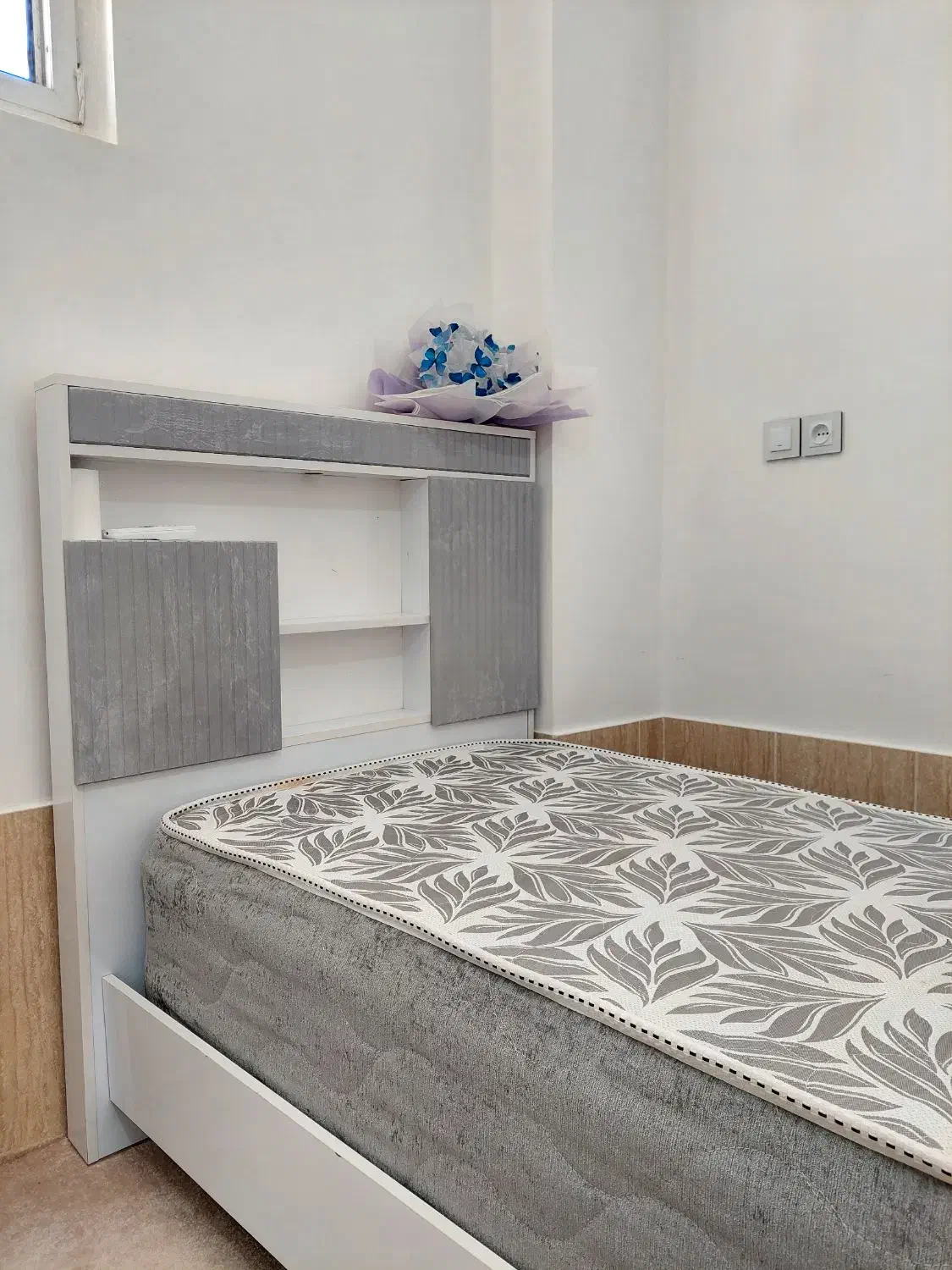 تخت خواب تک‌نفره همراه خوش‌خواب طبی فنری نو|تخت و سرویس خواب|سروستان, |دیوار