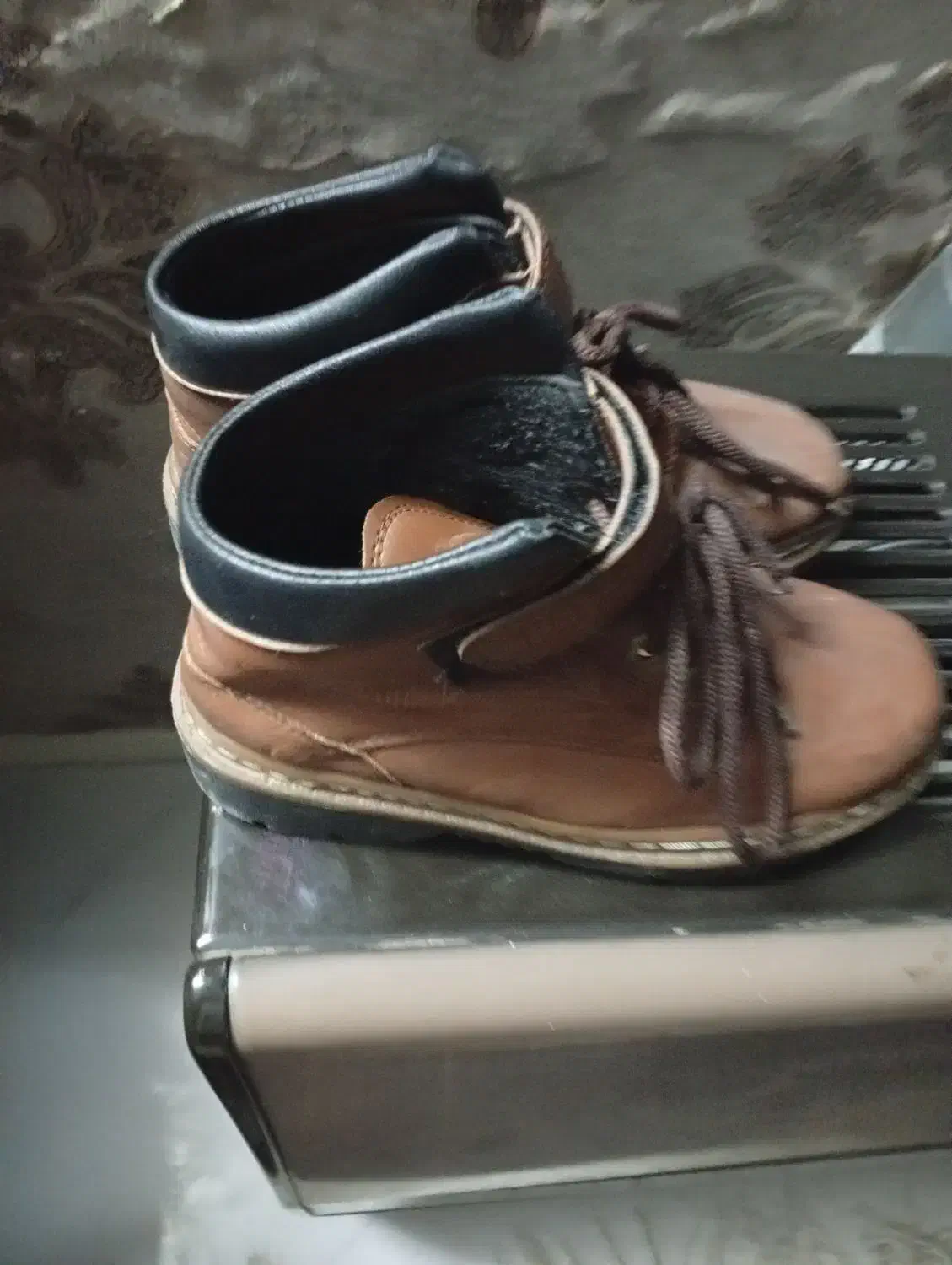 یک جفت کفش ساق دار  ودوجفت مجلسی پسرانه یک میلیون|کفش و لباس بچه|بروجرد, |دیوار