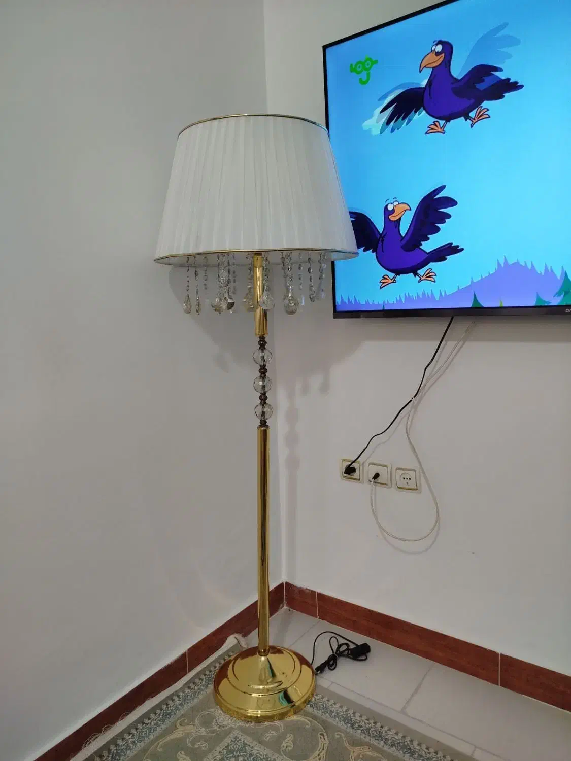 آباژور ایستاده سفید طلایی درحدنوقیمت1میلیونو300|چراغ خواب و آباژور|بهارستان, |دیوار