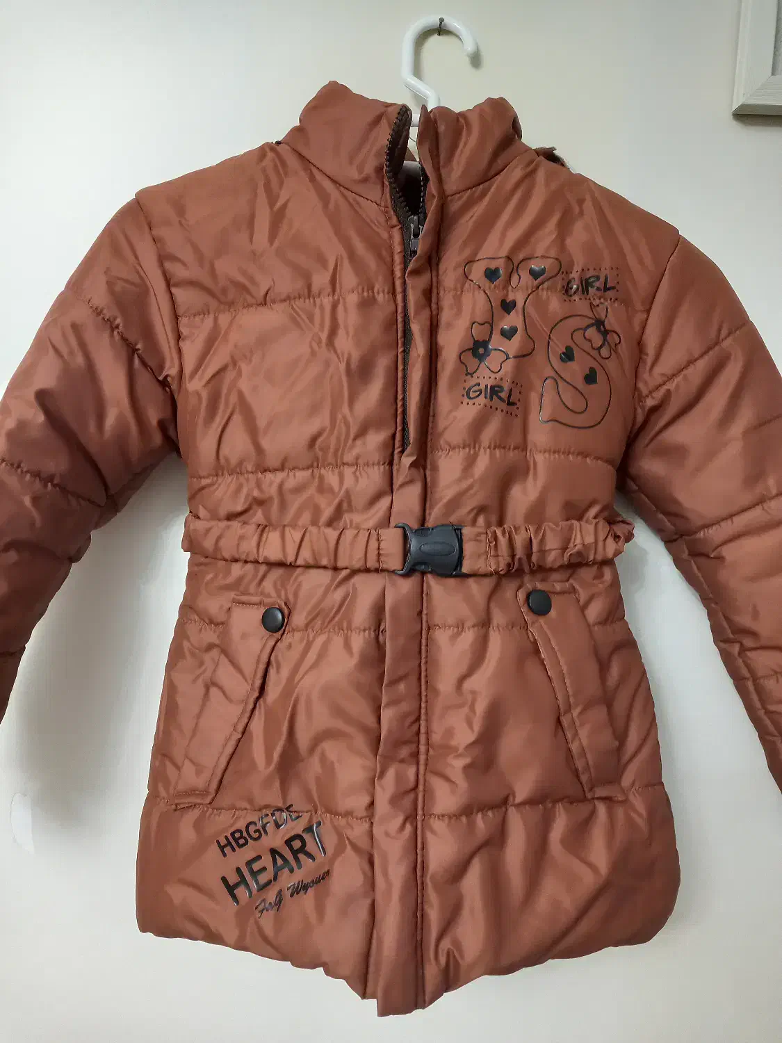 کاپشن|لباس|فردیس, فردیس|دیوار