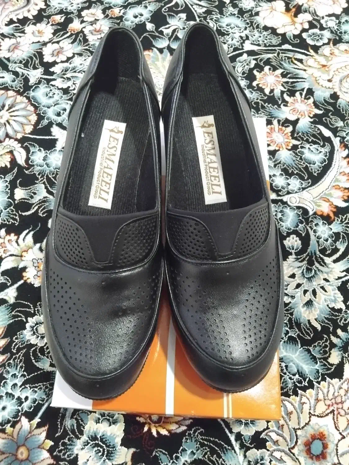 کفش نو|کیف، کفش، کمربند|ایوان, |دیوار