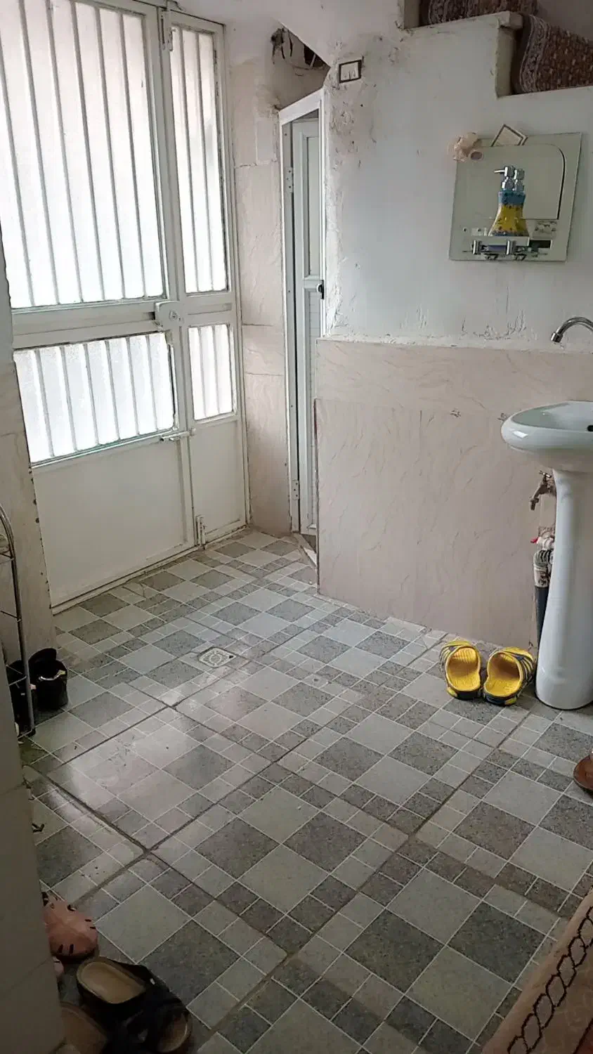 رهن خانه دو طبقه|اجارهٔ خانه و ویلا|قم, قلعه کامکار|دیوار