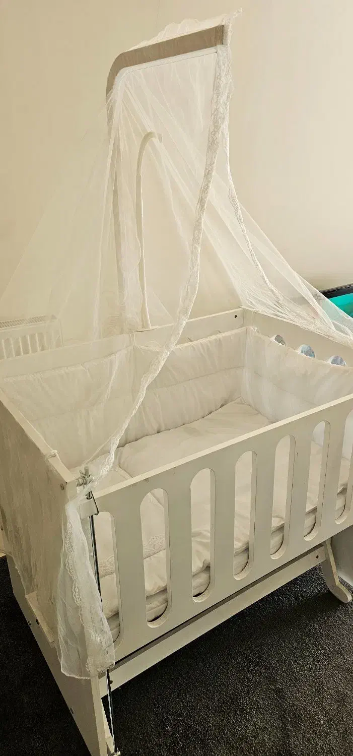 گهواره نوزاد کنار تخت مادر،|تخت و صندلی بچه|فردیس, شهرک راه آهن|دیوار