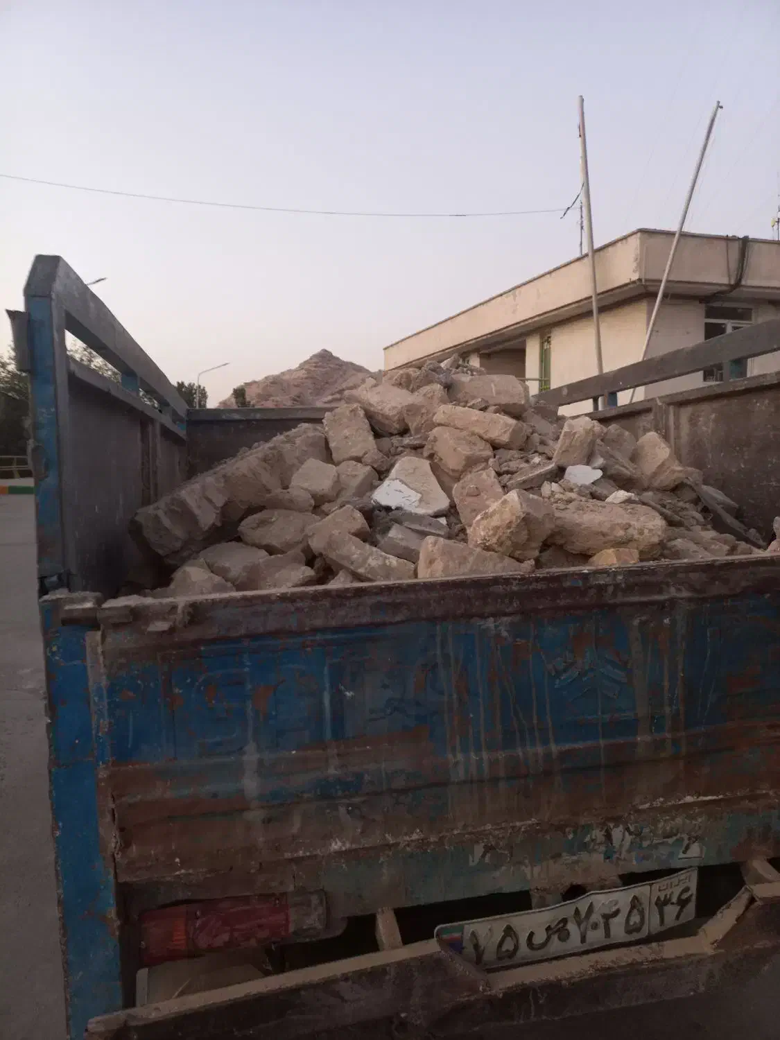 حمل خاک نخاله تخریب مصالح شن اجر..نیسان کمپرسی|خدمات حمل و نقل|مشهد, شهید مطهری|دیوار