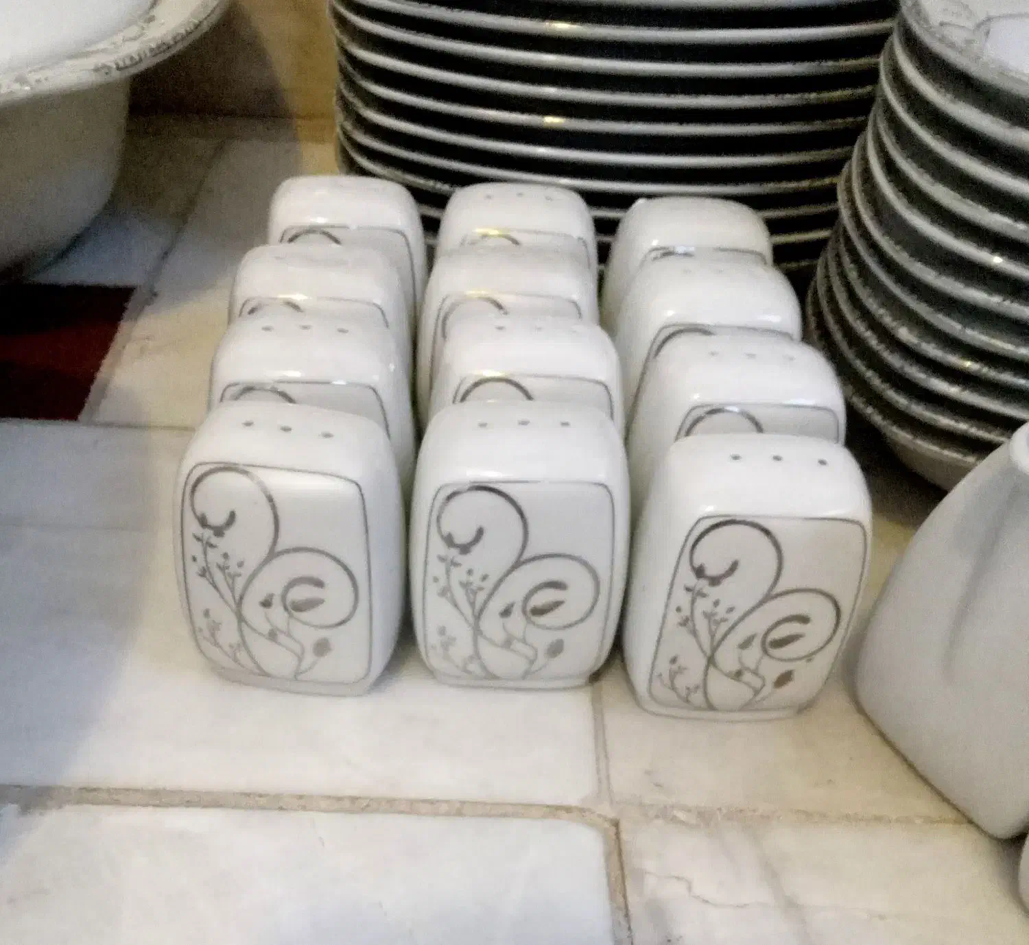 سرویس چینی غذاخوری ۱۸ نفره مارک توس طرح آلمان|ظروف سرو و پذیرایی|قم, پشت انبار نفت|دیوار