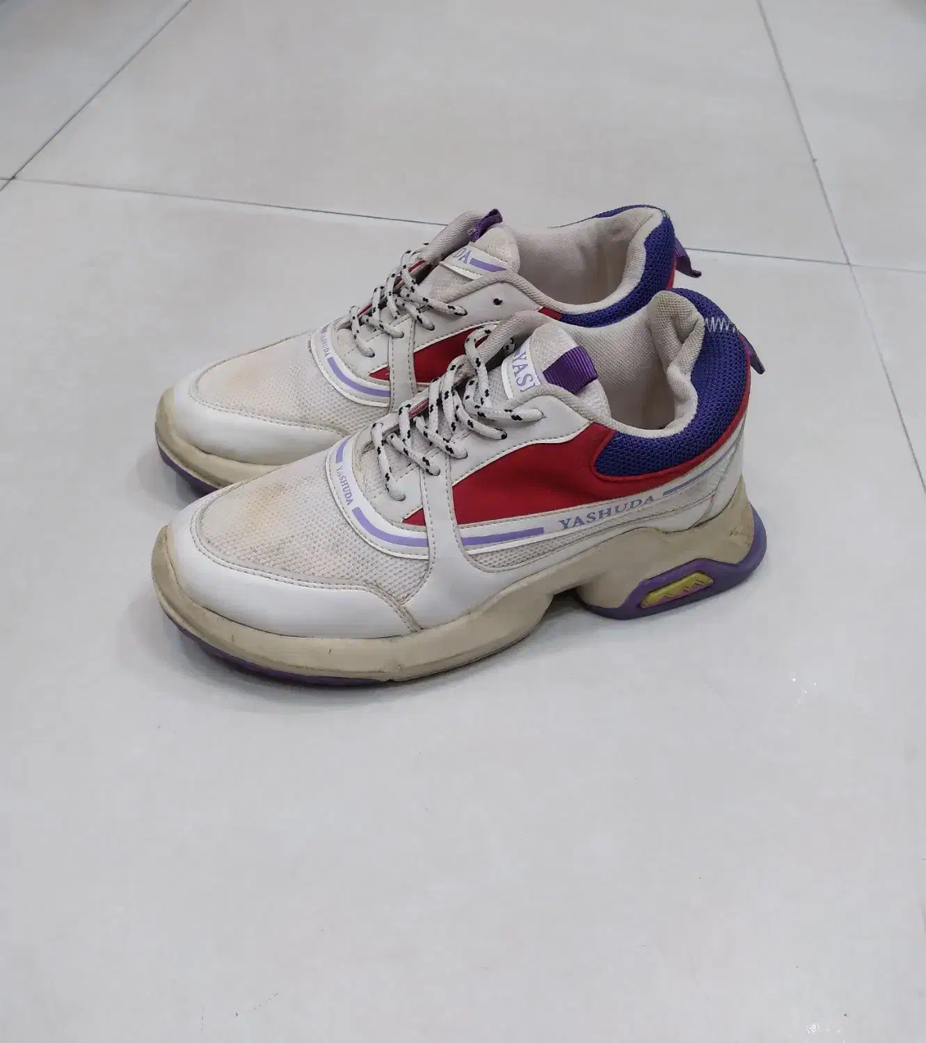 کتانی زنانه|کیف، کفش، کمربند|رشت, فلسطین|دیوار