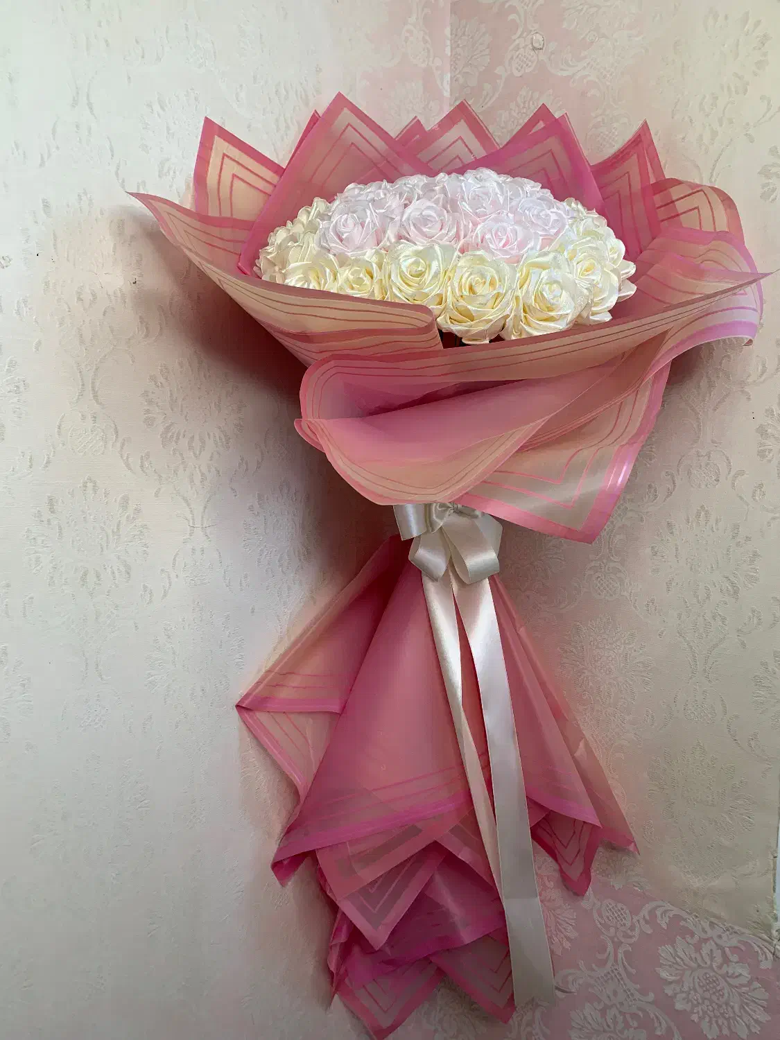 گل روبانی رنگ کرمی و صورتی|گل مصنوعی|سهند, |دیوار