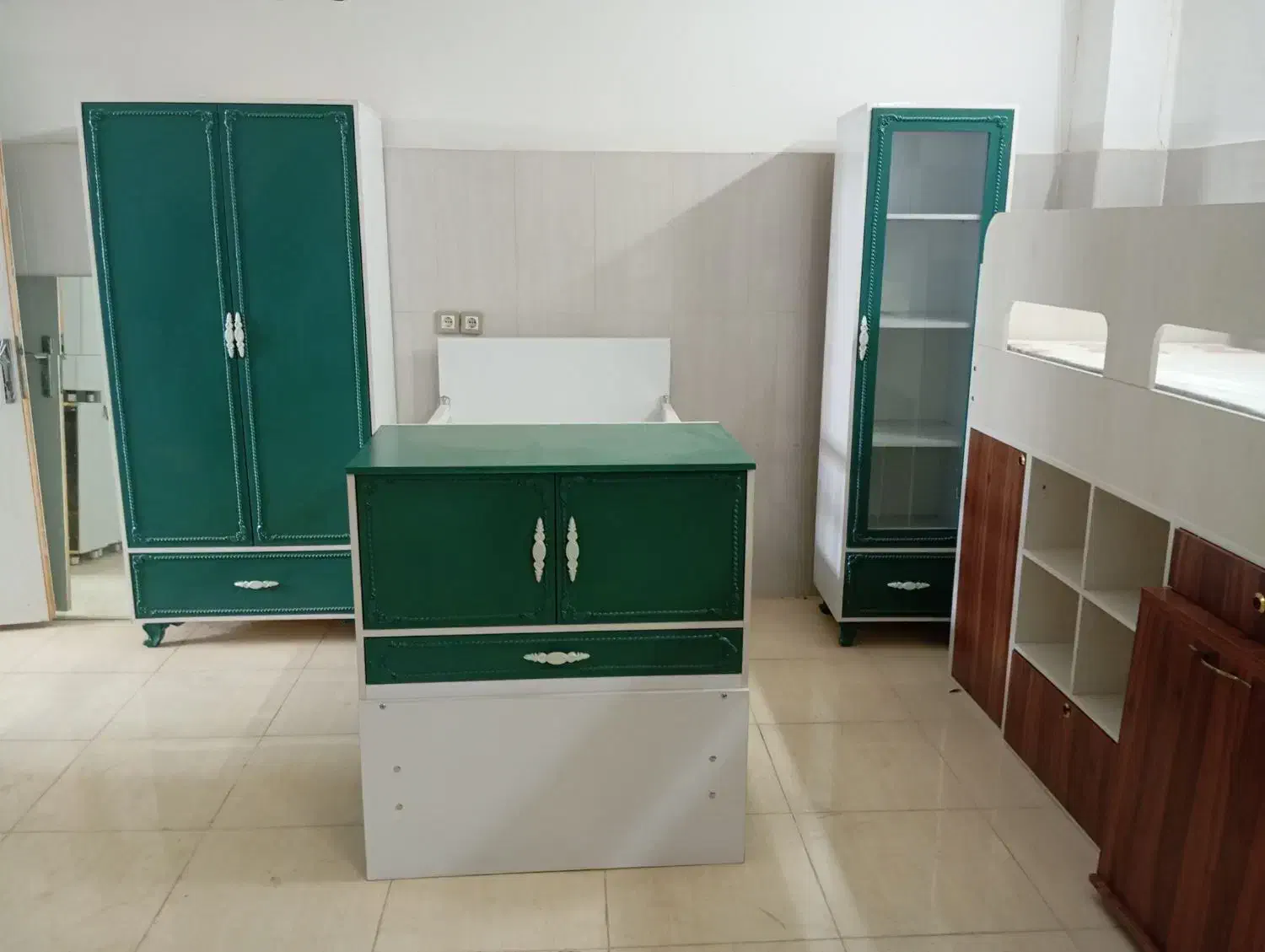 تخت یک نفر و دونفره|تخت و سرویس خواب|برخوار, |دیوار