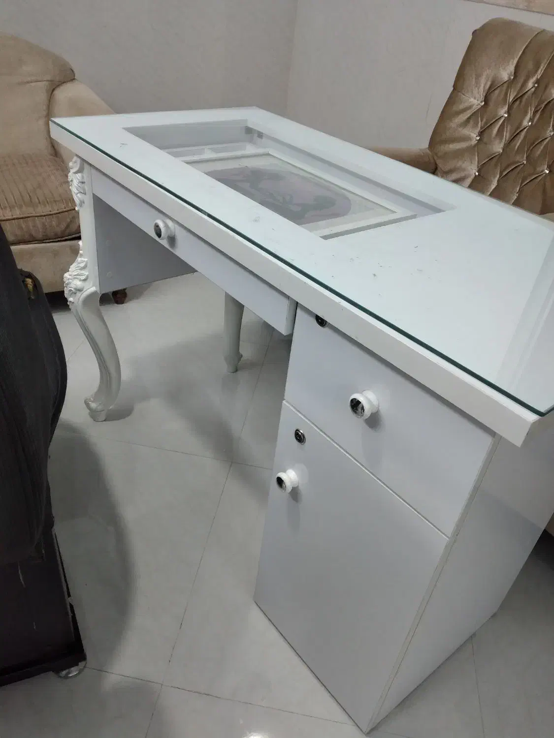 ۱ عدد میز ناخن کاری|آرایشگاه و سالن‌های زیبایی|بابل, |دیوار