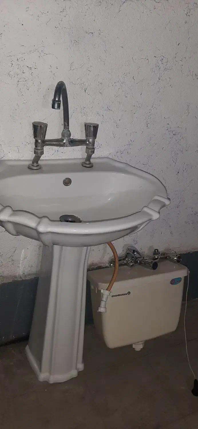 روشویی با شیر کامل و تعدادی شیرالات .فلاش تانک|لوازم سرویس بهداشتی|صدرا-فارس, فاز ۱|دیوار