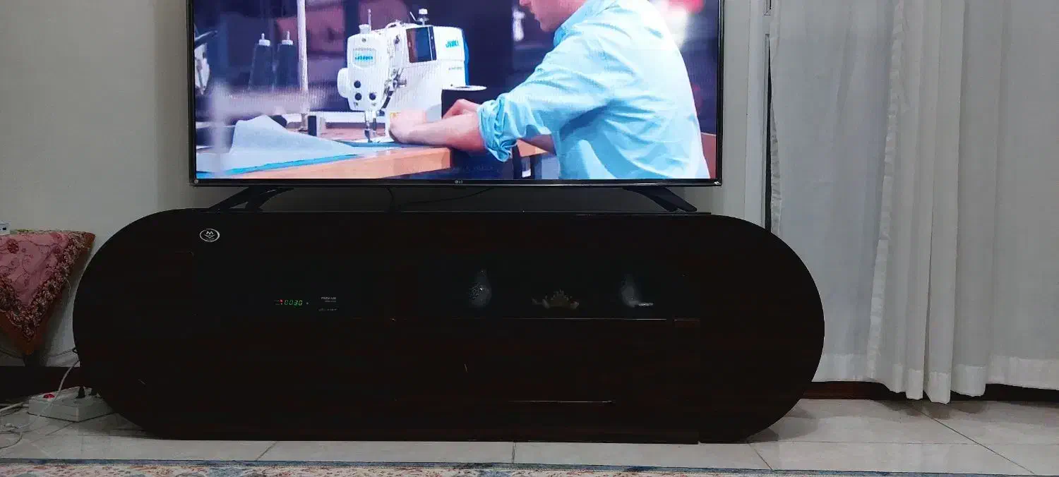 میز زیر تلویزیونی|میز تلویزیون|پرند, فاز ۳|دیوار