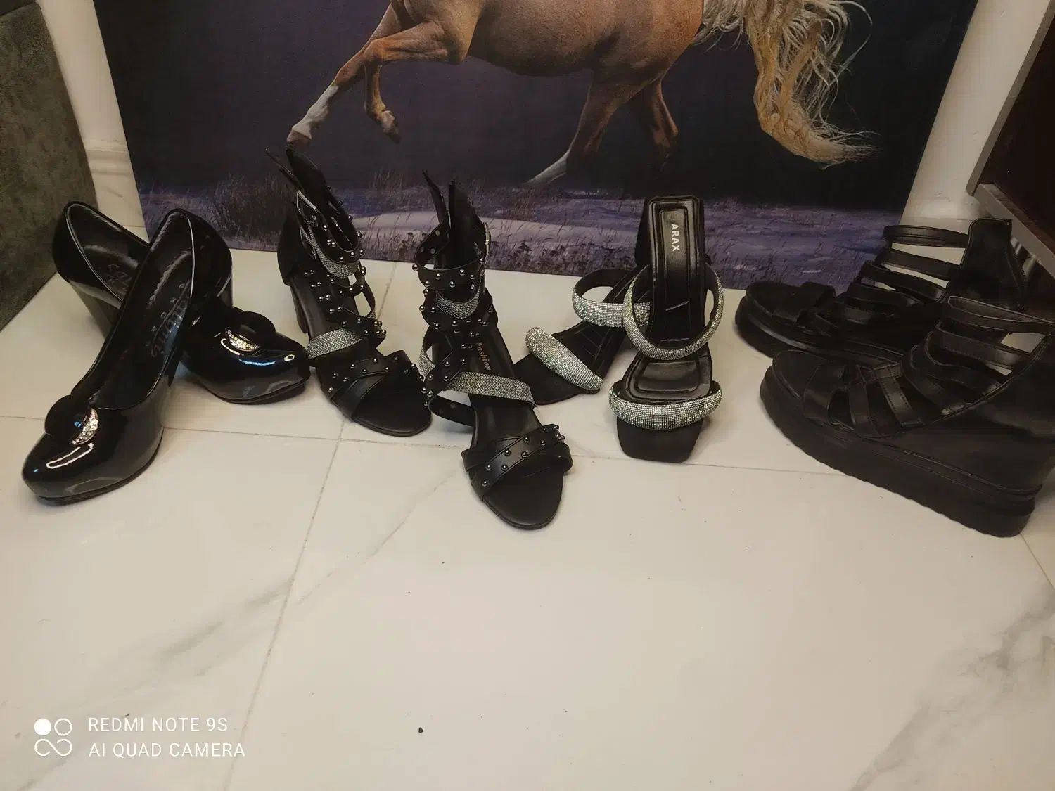 تعداد زیاد کفش کتونی .با.صندل.کیف بزرگ کیف کوچیک|کیف، کفش، کمربند|رشت, استقامت ۱|دیوار