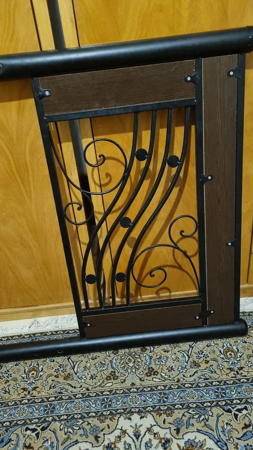 تخت فرفورژه یکنفره|تخت و سرویس خواب|شیراز, شهرک سراج|دیوار