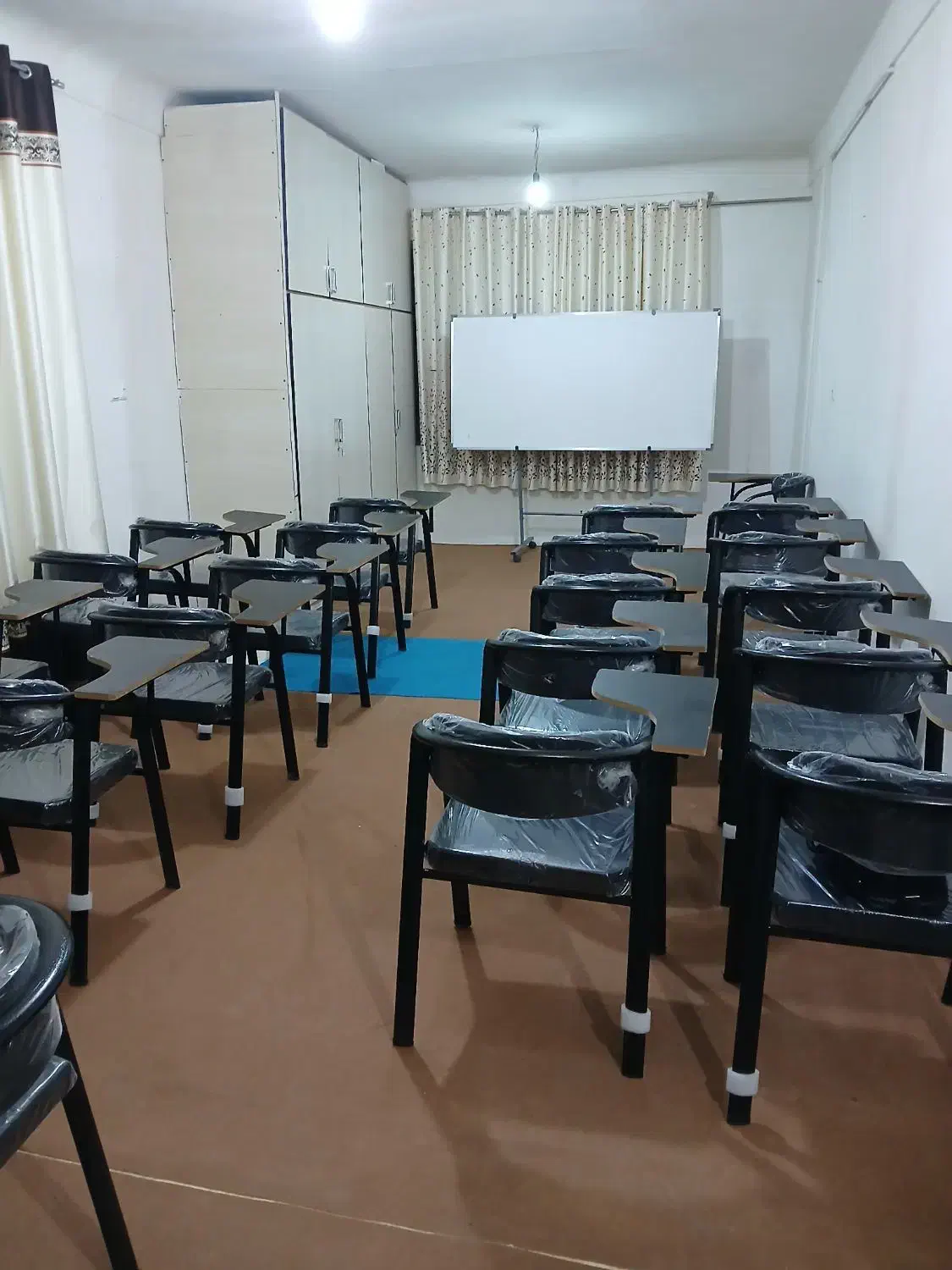 اتاق،آشپزخانه،سرویس بهداشتی سالن کنفرانس وجلسات|اجارهٔ کوتاه‌مدت دفتر کار و فضای آموزشی|سنندج, |دیوار