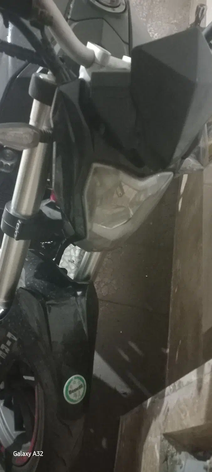 بنلی۲۵۰تک|موتورسیکلت|شهر ری, شهادت|دیوار